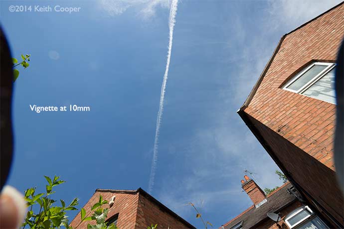 effect of wrong size lens hood at 10mm