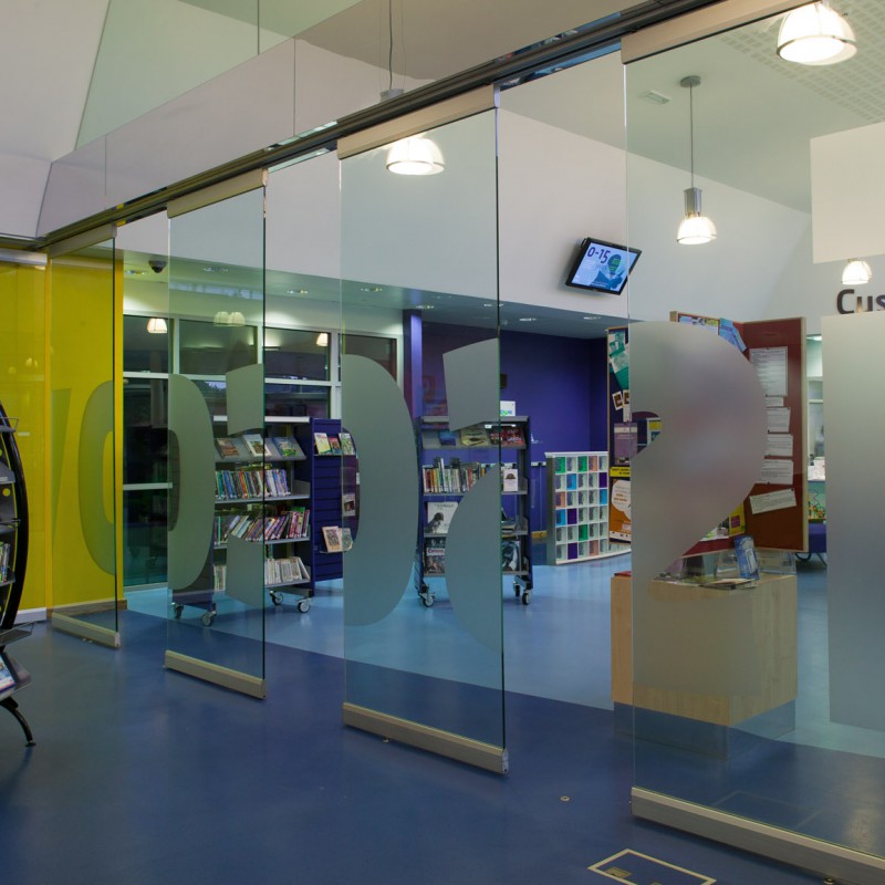 Moveable glass partition