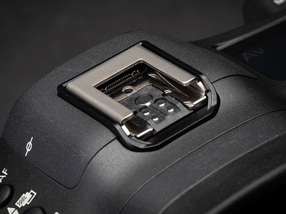 Canon_EOS_R3_hotshoe